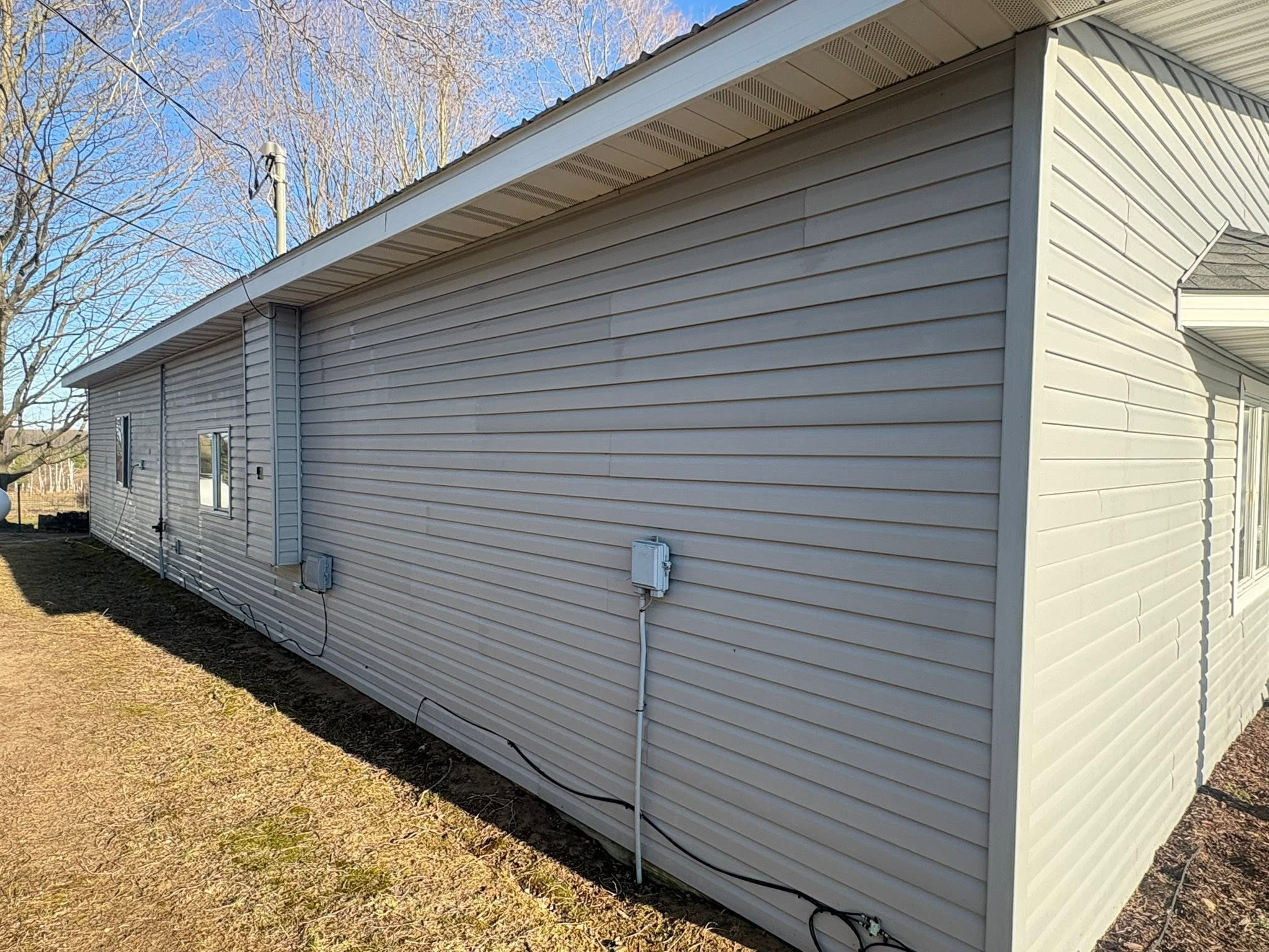 Soft washing results on vinyl siding in Traverse City MI