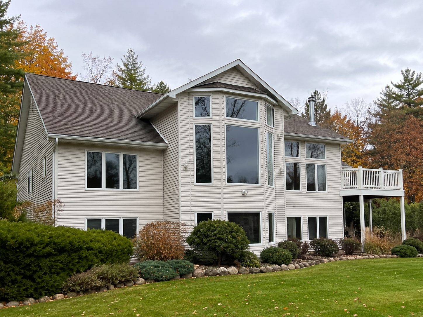 Clean windows on a Traverse City MI home after professional window cleaning by Anchor Pro Wash